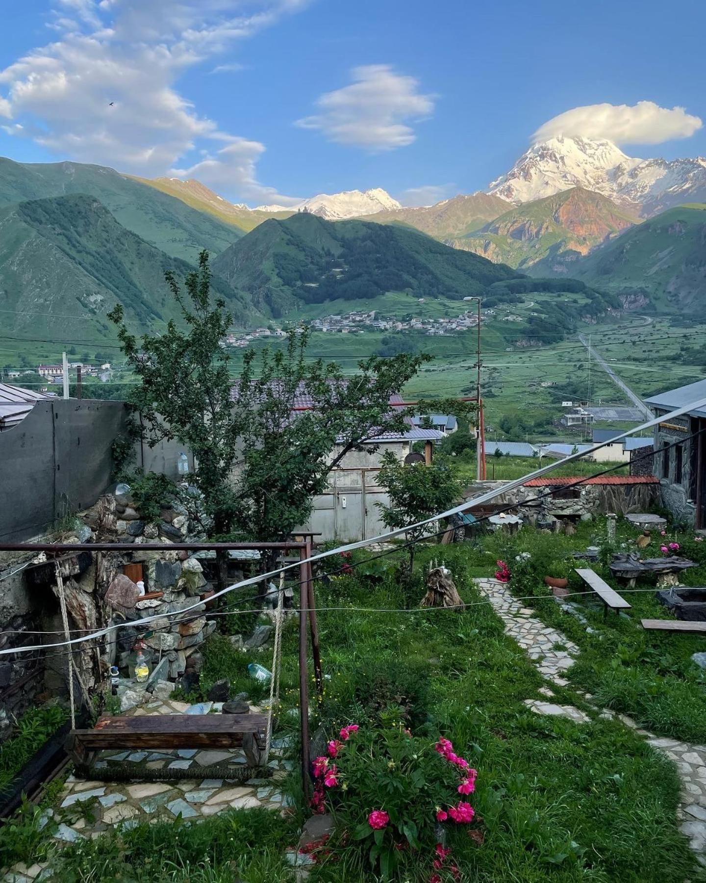 Qusha Guesthouse Meeting In The Mountains And Views Kazbegi Eksteriør billede