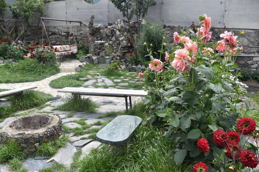 Qusha Guesthouse Meeting In The Mountains And Views Kazbegi Eksteriør billede