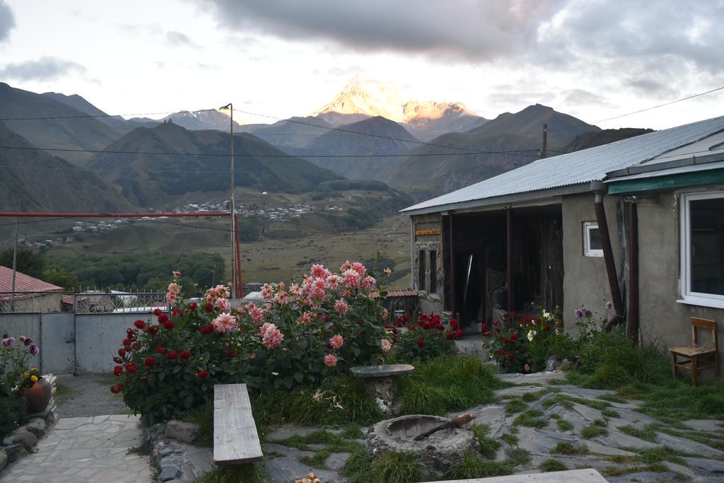 Qusha Guesthouse Meeting In The Mountains And Views Kazbegi Eksteriør billede